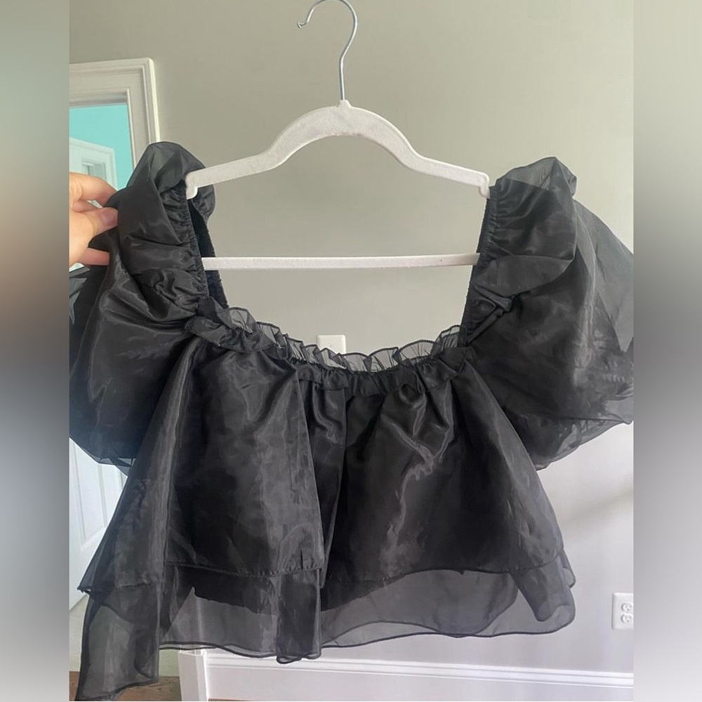 Black Puffy Sleeved Top